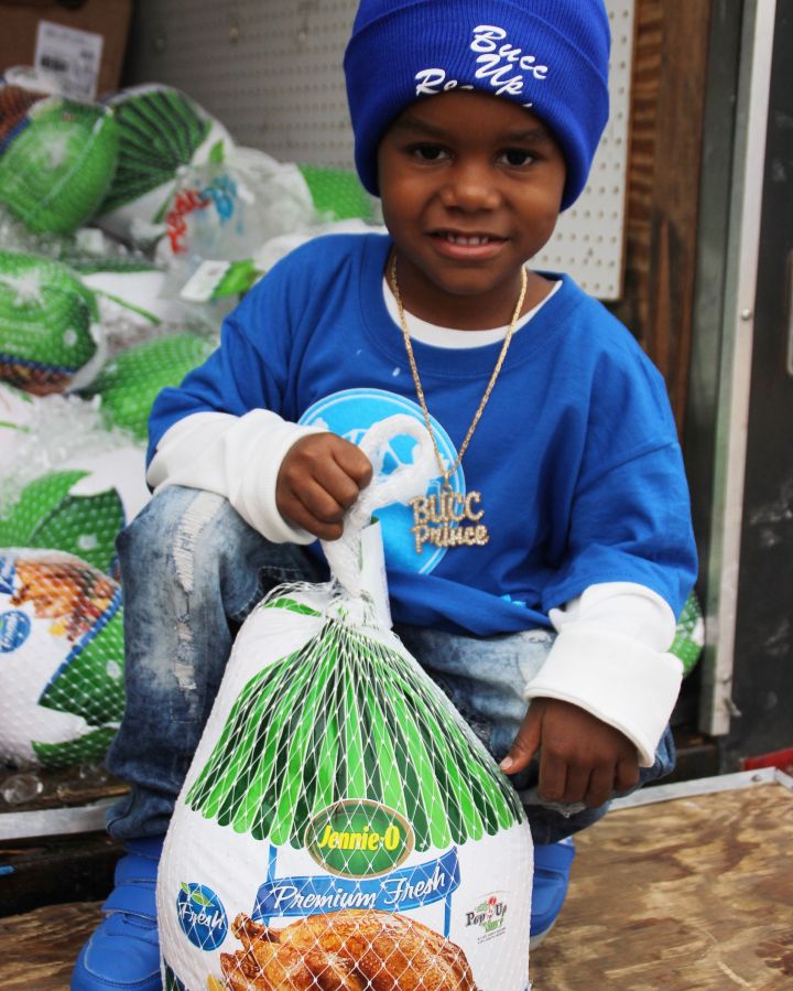 97.9 The Beat Gives Back this Thanksgiving