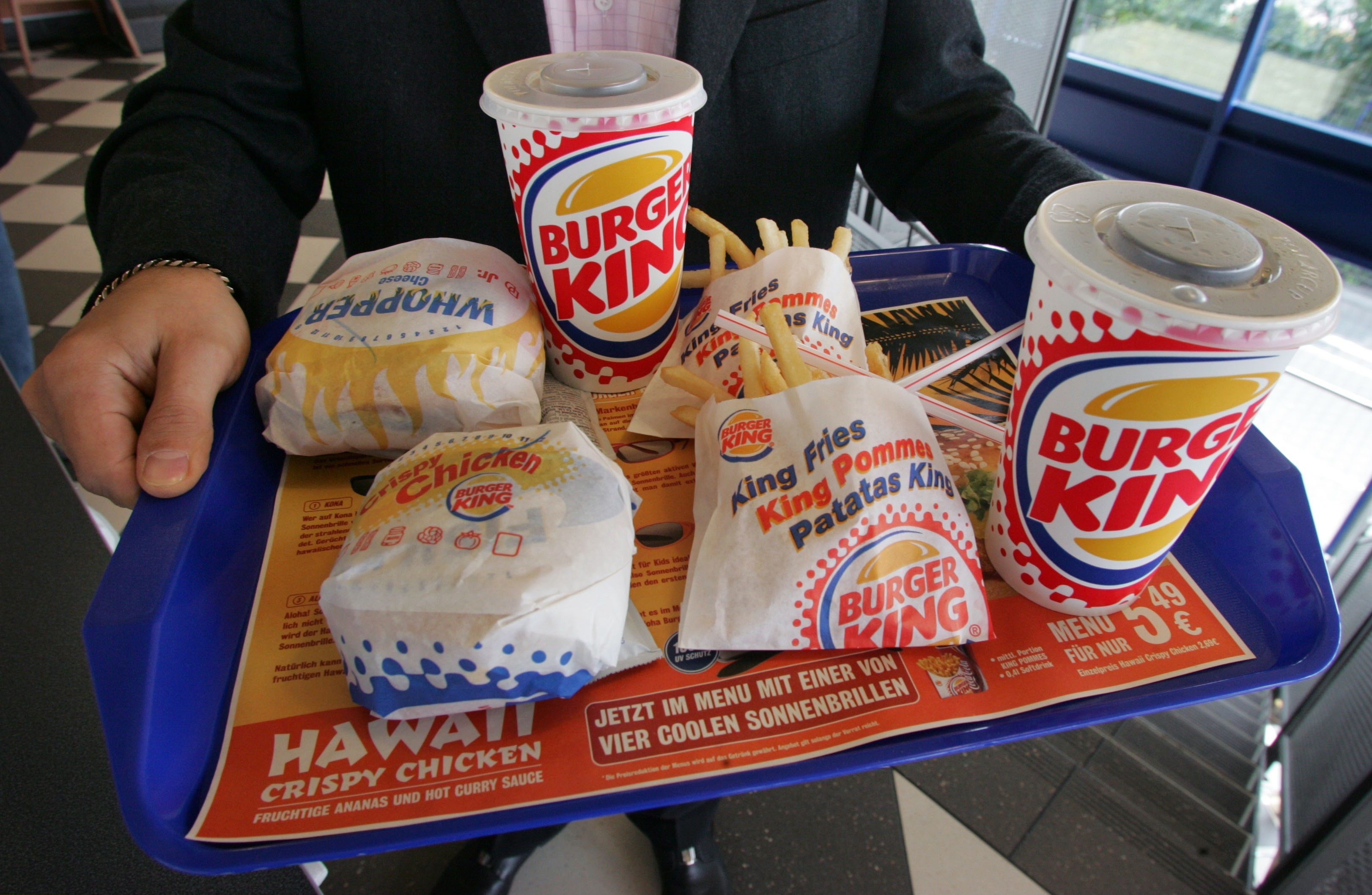 KUNDE BEI BURGER KING MIT HAMBURGERN UND POMMES FRITES