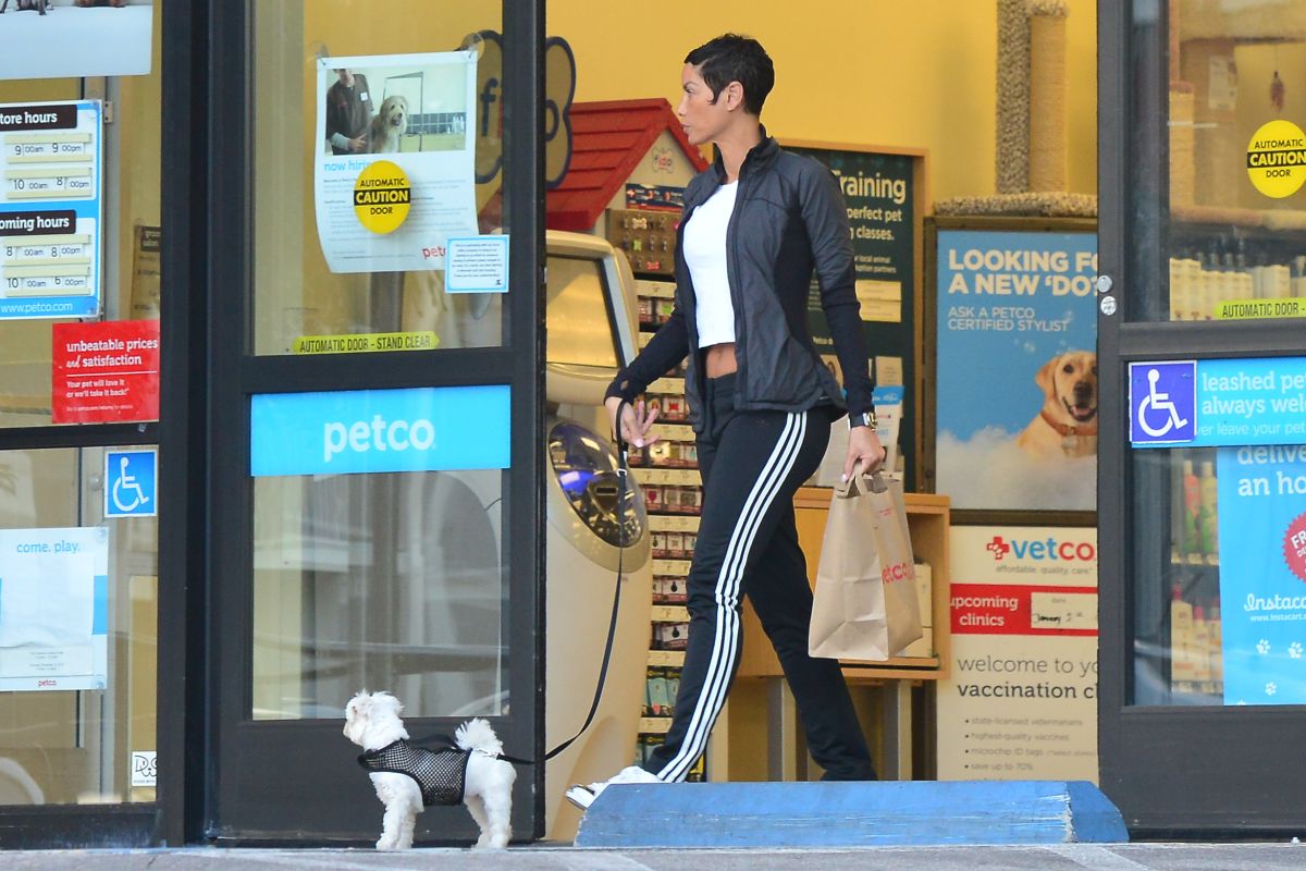 Nicole Murphy shopping at 'Petco'
