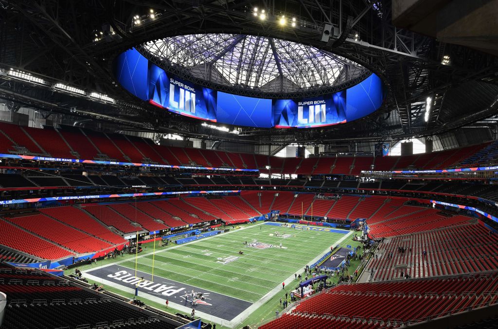 TOPSHOT-AMFOOT-NFL-SUPER-PATRIOTS-RAMS