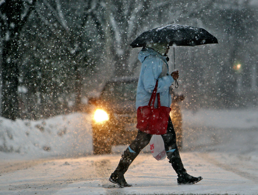 (02/03/09-Brookline,MA) Moderate snow falls on St Paul Street in Brookline today as another winter storm threatened to make the evening commute a difficult one. Staff photo by Mark Garfinkel