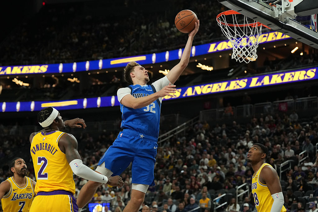 Dallas Mavericks v Los Angeles Lakers
